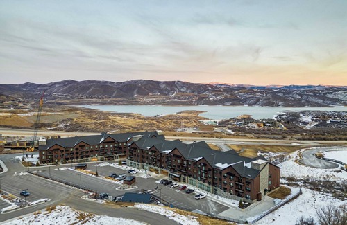 Park City Cabaña | Jordanelle Sunrise Modern Condo, Gondola Access, Year-round Outdoor Fun
