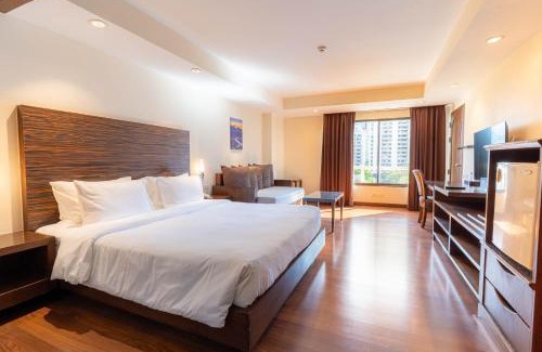 Khlong Tan Hotel | Journeyhub Sukhumvit 26, Bangkok - Formerly St James Hotel