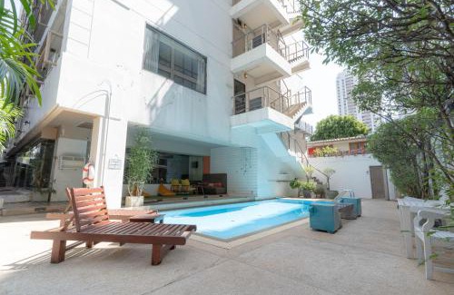 Khlong Tan Hotel | Journeyhub Sukhumvit 26, Bangkok - Formerly St James Hotel