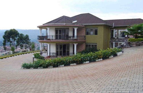 Kabale Villa | Jowillis Hotel Alojamiento, Bar, jardín y agencia de turismo.