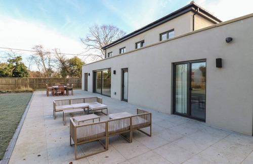Whitstable Cabaña | JOY LANE MANSION, family friendly, with pool in Whitstable