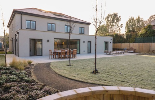 Whitstable Cabaña | JOY LANE MANSION, family friendly, with pool in Whitstable
