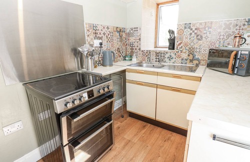 Fremington Cabaña | JOYCES COTTAGE, 2 BROWN HILL, pet friendly, with a garden in Reeth