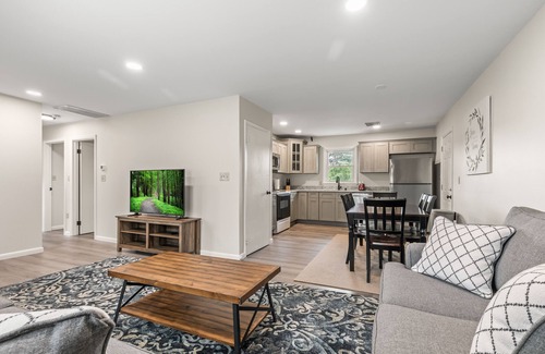 Lawnton Casa | Joyful 5-Bedroom Home w/ Private Backyard