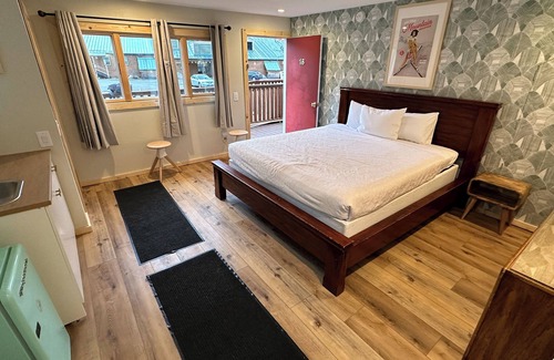 Mammoth Lakes Cama Y Desayuno | Jr King Suite, No cleaning fee, Hot Breakfast