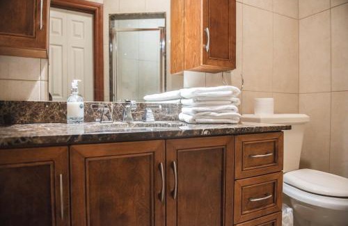 Ottawa Division Casa | JstLikeHome - Luxury Mansion & Guesthouse