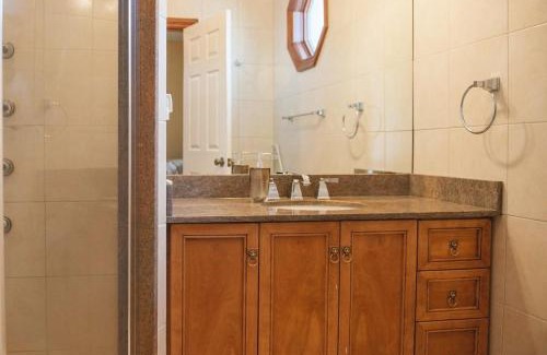 Ottawa Division Casa | JstLikeHome - Luxury Mansion & Guesthouse