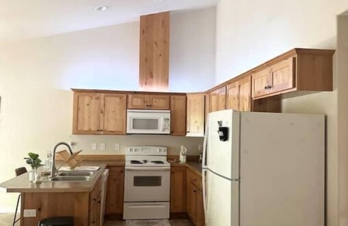 La Grande Apartamento | JSW Away Stay featuring 1 King size bed, 2 queen size beds, and 2 baths