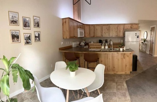 La Grande Apartamento | JSW Away Stay featuring 1 King size bed, 2 queen size beds, and 2 baths