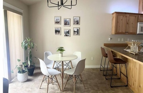 La Grande Apartamento | JSW Away Stay featuring 1 King size bed, 2 queen size beds, and 2 baths