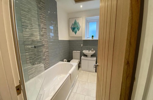 Barry Apartamento | Judah Suites by Koya Homes - TV Bed Apartment, Central High Street, Free Parking