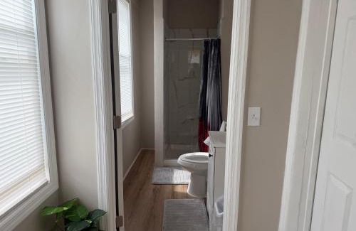 Weequahic Apartamento | Judees Comfort 1 Charming 1 bedroom Studio walking distance to Hospital Public Transportation to New York City Airport Downtown Newark Restaurants and night life