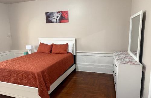 Weequahic Apartamento | Judees Comfort 1 Charming 1 bedroom Studio walking distance to Hospital Public Transportation to New York City Airport Downtown Newark Restaurants and night life