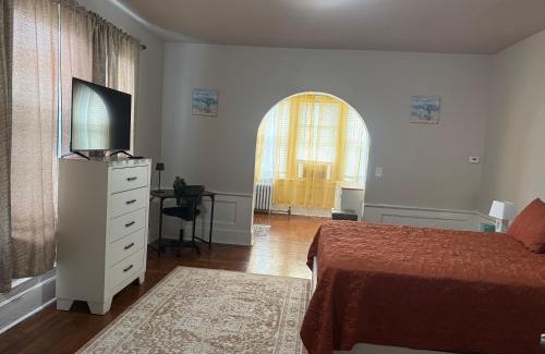 Weequahic Apartamento | Judees Comfort 1 Charming 1 bedroom Studio walking distance to Hospital Public Transportation to New York City Airport Downtown Newark Restaurants and night life