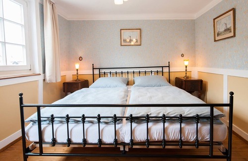 Oberderdingen Apartamento | Art Nouveau - habitación doble con baño y ducha.