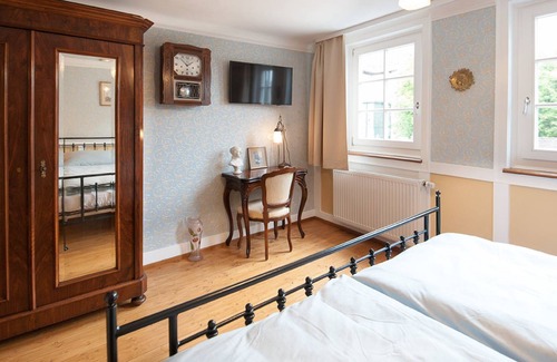 Oberderdingen Apartamento | Art Nouveau - habitación doble con baño y ducha.