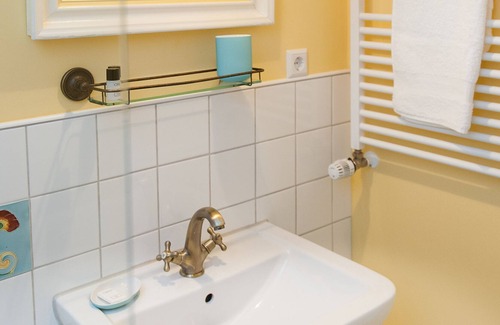 Oberderdingen Apartamento | Art Nouveau - habitación doble con baño y ducha.