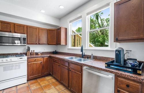 Downtown Casa | Jula Place-Walk downtown from old Florida glam!