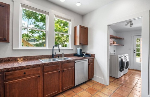 Downtown Casa | Jula Place-Walk downtown from old Florida glam!