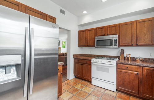 Downtown Casa | Jula Place-Walk downtown from old Florida glam!