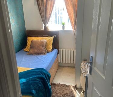 West Bromwich Casa | Jules Homestay Plus