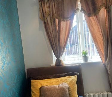 West Bromwich Casa | Jules Homestay Plus