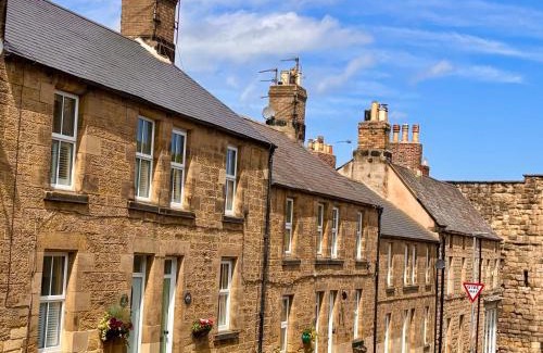 South Charlton Casa | Juliet Cottage, late Georgian treasure, charming, cosy and historic, only a short walk to Alnwick Castle