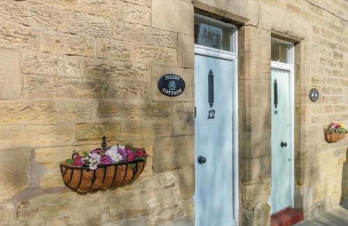 South Charlton Casa | Juliet Cottage, late Georgian treasure, charming, cosy and historic, only a short walk to Alnwick Castle