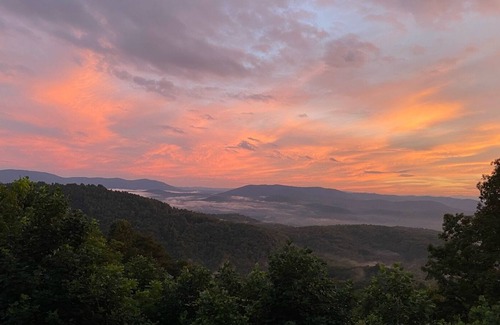 Laurel Park Casa | Jump Off Rock Retreat in Hendersonville