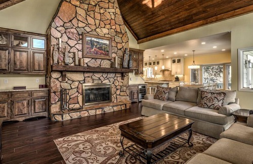 Necowa Cove Cabina | Jump Right In - Waterfront on Lake Blue Ridge | Private Dock | Hot Tub