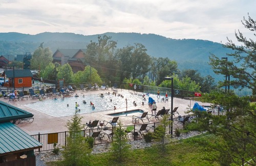 Gatlinburg Complejo | June 23-30, 2024, Vacation Resort in Gatlinburg, TN w/ Waterpark, 3 BR Sleeps 12