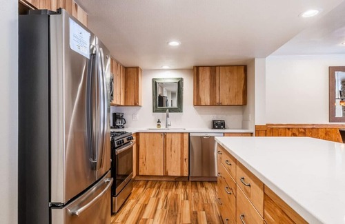 June Lake Condominio | June Lake Beauty. 3 Bedrooms, 3 baths. Spacious