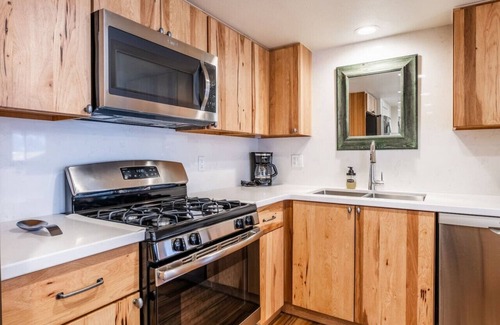 June Lake Condominio | June Lake Beauty. 3 Bedrooms, 3 baths. Spacious