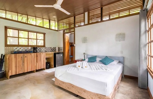 Bahía Drake Casa | Jungle cabin with sea view & kitchen, 1' to beach