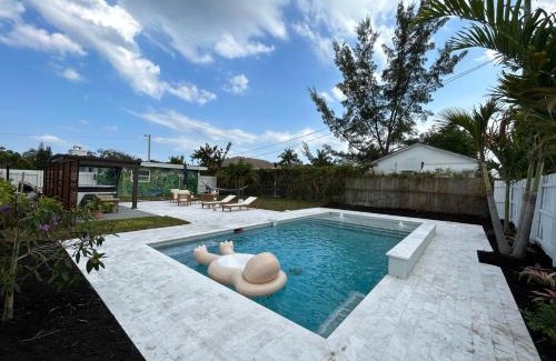 Lake Worth Casa | Jungle Cottage with luxury pool, hot tub and more!