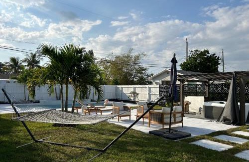 Lake Worth Casa | Jungle Cottage with luxury pool, hot tub and more!