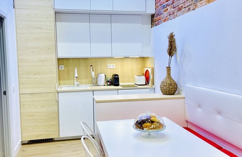 Gaztambide Apartamento | Jungla de diseño para 8: 3 dormitorios 2 baños AC Parking Gratis
