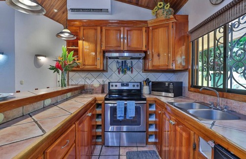 Valle Pura Vida Casa | Jungle, Monkey's, Macaws, pool A/C up to 19 people