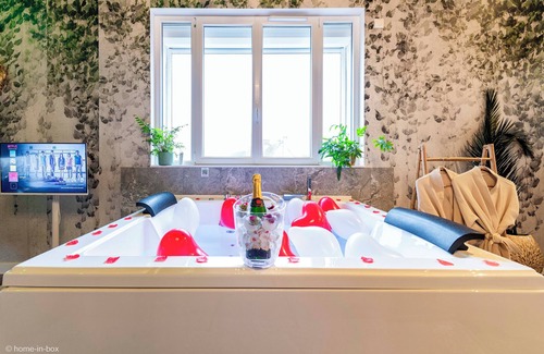 Nanteuil-les-Meaux Apartamento | Jungle palace apartment with jacuzzi 15 minutes from Disneyland