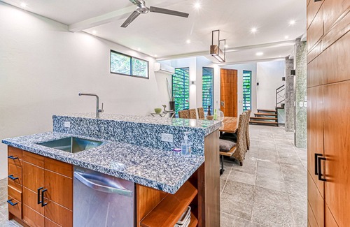 Valle Pura Vida Casa | Jungle-view house with infinity pool, balcony, & lanai - snowbird-friendly