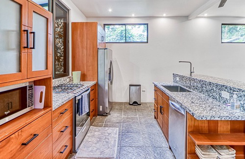 Valle Pura Vida Casa | Jungle-view house with infinity pool, balcony, & lanai - snowbird-friendly