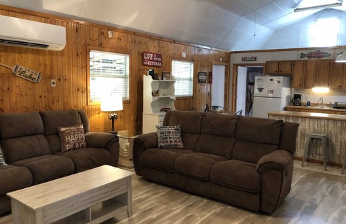 Canadian Cabina | Juniper Cabin--wildlife w/ serene patio and outdoor experience--30/50 amp hookup
