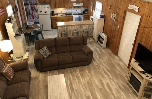 Canadian Cabina | Juniper Cabin--wildlife w/ serene patio and outdoor experience--30/50 amp hookup