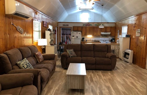 Canadian Cabina | Juniper Cabin--wildlife w/ serene patio and outdoor experience--30/50 amp hookup