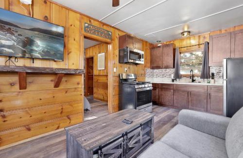 Big Bear Lake Casa | Juniper Lakeside Couples Resort Cabin by Big Bear Vacations