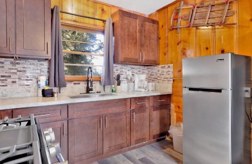 Big Bear Lake Casa | Juniper Lakeside Couples Resort Cabin by Big Bear Vacations