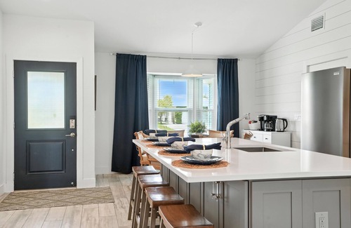 Naples Park Casa | Juniper Presents: Blue Haven – Snowbird Escape 2 Mins to Vanderbilt Naples Beach