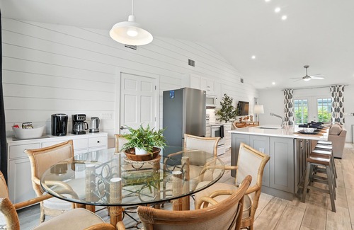 Naples Park Casa | Juniper Presents: Blue Haven – Snowbird Escape 2 Mins to Vanderbilt Naples Beach