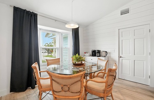 Naples Park Casa | Juniper Presents: Blue Haven – Snowbird Escape 2 Mins to Vanderbilt Naples Beach