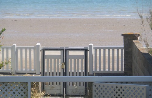 Saint-Regnobert-de-la-Cote-de-Nacre Casa | La playa al final del jardín, accesible para personas con discapacidad.